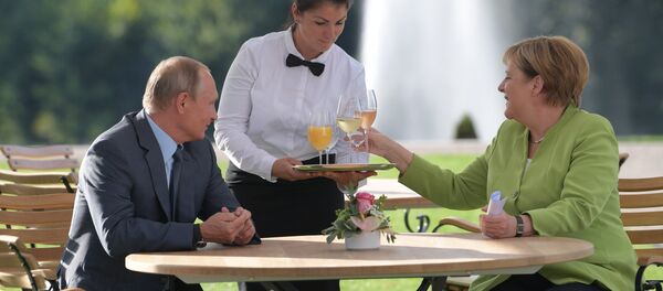 Президент РФ Владимир Путин и федеральный канцлер ФРГ Ангела Меркель во время встречи в резиденции правительства Германии (18 августа 2018). Мезеберг Президент РФ Владимир Путин и федеральный канцлер ФРГ Ангела Меркель во время встречи в резиденции правительства Германии (18 августа 2018). Мезеберг - Sputnik Արմենիա