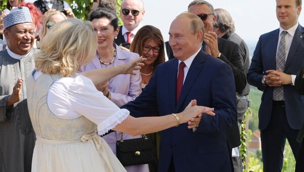 Министр иностранных дел Австрии Карин Кнейсл танцует с Президентом России Владимиром Путиным на собственной свадьбе (18 августа 2018). Гамлиц, Австрия - Sputnik Армения