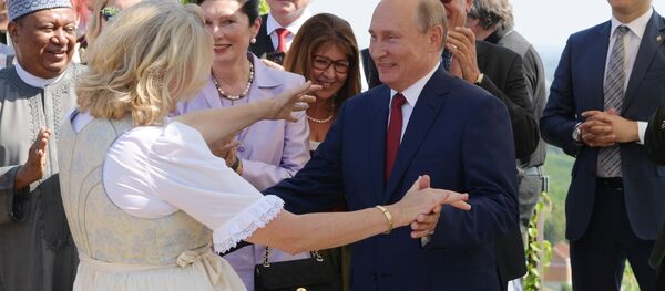 Министр иностранных дел Австрии Карин Кнейсл танцует с Президентом России Владимиром Путиным на собственной свадьбе (18 августа 2018). Гамлиц, Австрия Министр иностранных дел Австрии Карин Кнейсл танцует с Президентом России Владимиром Путиным на собственной свадьбе (18 августа 2018). Гамлиц, Австрия - Sputnik Армения