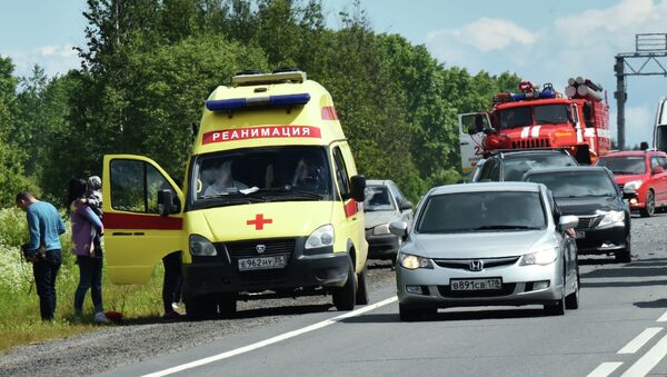Автомобиль реанимации на дороге в Вологодской области, где произошло ДТП. - Sputnik Արմենիա