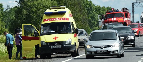 Автомобиль реанимации на дороге в Вологодской области, где произошло ДТП. - Sputnik Армения