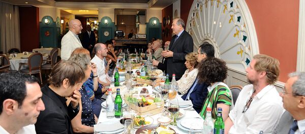 Президент Армении Армен Саркисян собрал кинодеятелей из различных стран за одним столом. - Sputnik Армения