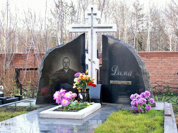 Могила Дмитрия Рузляева в Баныкинском кладбище, Тольятти - Sputnik Армения