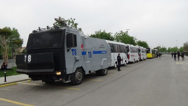 1 Mayıs dolayısıyla 8 bini Maltepe, 6500'ü Beyoğlu, Şişli ve Beşiktaş'ta olmak üzere kent genelinde 26.174 polis görev yapıyor. 4 polis helikopteri çalışmalara havadan destek verirken, çeşitli noktalara 85 TOMA ve 67 zırhlı araç konuşlandırıldı. - Sputnik Արմենիա