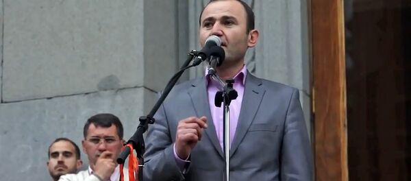 Мануел Гаспарян на митинге в поддержку Раффи Ованисяна (12 апреля 2013). Еревaн Мануел Гаспарян на митинге в поддержку Раффи Ованисяна (12 апреля 2013). Еревaн - Sputnik Արմենիա