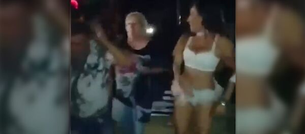 Ревнивая жена и танцующий муж Ревнивая жена и танцующий муж - Sputnik Արմենիա