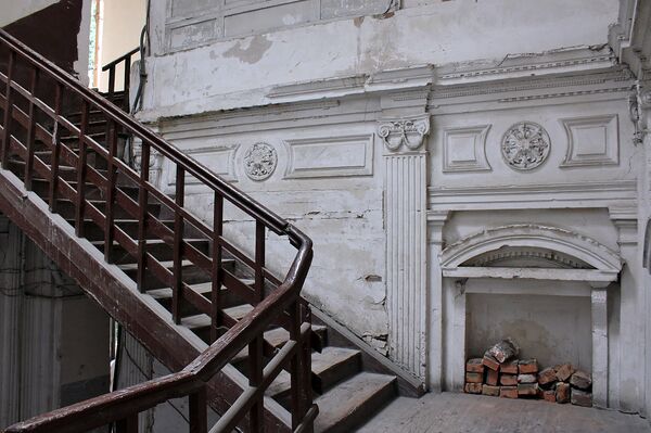 Внутренняя лестница и настенная лепнина в доме на улице Павле Ингороква 14 Внутренняя лестница и настенная лепнина в доме на улице Павле Ингороква 14 - Sputnik Армения