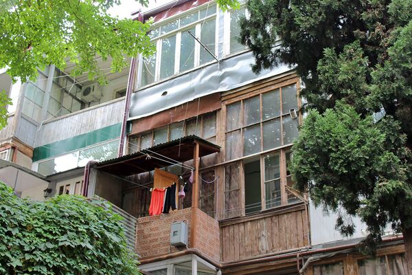 Окна дома, где жил Микаэл Таривердиев Окна дома, где жил Микаэл Таривердиев - Sputnik Армения