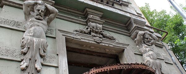 Атланты над входной дверью дома на улице Павле Ингороква 14 - Sputnik Армения