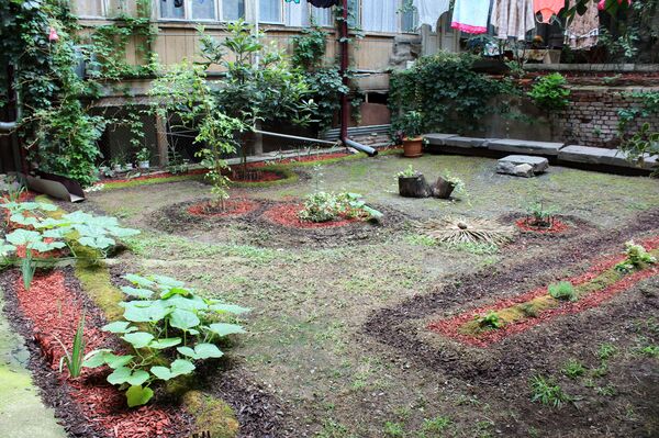 Внутренний дворик дома на улице Павле Ингороква 14 Внутренний дворик дома на улице Павле Ингороква 14 - Sputnik Армения