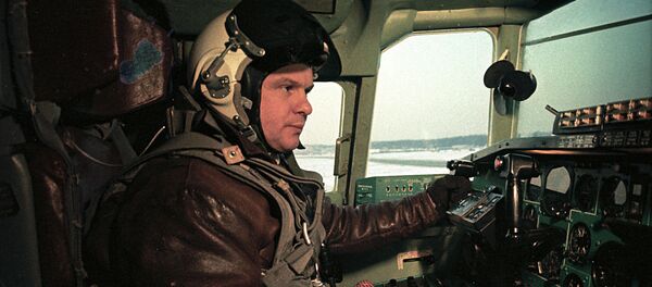 Заслуженный летчик-испытатель СССР, Герой Советского Союза, полковник Эдуард Елян. Заслуженный летчик-испытатель СССР, Герой Советского Союза, полковник Эдуард Елян. - Sputnik Արմենիա