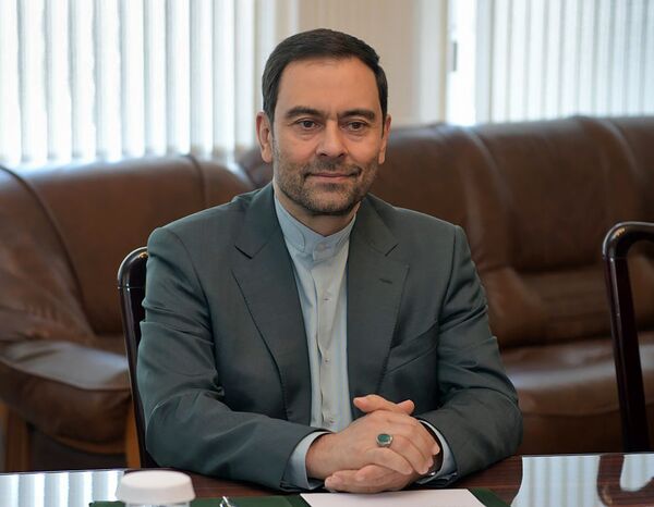 Чрезвычайный и полномочный посол Ирана в Армении Сеед Казем Саджади на встрече с главой СНБ Армении Артуром Ванецянем (20 августа 2018). Еревaн Чрезвычайный и полномочный посол Ирана в Армении Сеед Казем Саджади на встрече с главой СНБ Армении Артуром Ванецянем (20 августа 2018). Еревaн - Sputnik Արմենիա