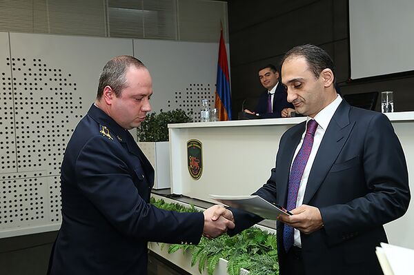 Глава КГД Вардан Арутюнян награждает Владимира Тамразяна в связи с 25-летием таможенной службы Армении (17 января 2017). Еревaн - Sputnik Армения