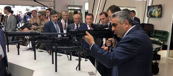 Пресс-секретарь министерства обороны Арцрун Ованнисян рассматривает РПК-16 (21 августа 2018). Москвa Пресс-секретарь министерства обороны Арцрун Ованнисян рассматривает РПК-16 (21 августа 2018). Москвa - Sputnik Армения