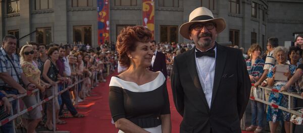 Директор-основатель кинофестиваля Золотой абрикос Аруютн Хачатрян со спутницей на торжественной церемонии открытия XII Международного ереванского кинофестиваля «Золотой абрикос» Директор-основатель кинофестиваля Золотой абрикос Аруютн Хачатрян со спутницей на торжественной церемонии открытия XII Международного ереванского кинофестиваля «Золотой абрикос» - Sputnik Армения