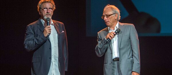 Председатель жюри кинофестиваля Золотой абрикос Робер Гедигян и ведущий церемонии открытия Серж Аведикян - Sputnik Армения