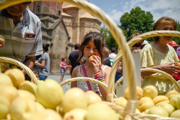 Освящение абрикосов - Sputnik Армения