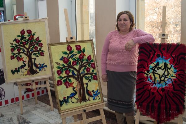 Карине Товмасян из села Ванашен города Веди. Выставка, посвященная пропавшим без вести в ходе Карабахского конфликта Карине Товмасян из села Ванашен города Веди. Выставка, посвященная пропавшим без вести в ходе Карабахского конфликта - Sputnik Армения