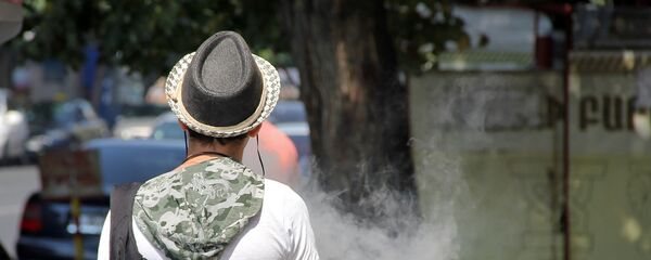Курильщик на улице Амиряна - Sputnik Армения