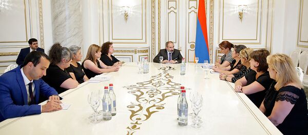 Премьер-министр Армении Никол Пашинян встретился с членами семей военнослужащих, павших во время апрельской войны (21 августа 2018). Еревaн Премьер-министр Армении Никол Пашинян встретился с членами семей военнослужащих, павших во время апрельской войны (21 августа 2018). Еревaн - Sputnik Արմենիա