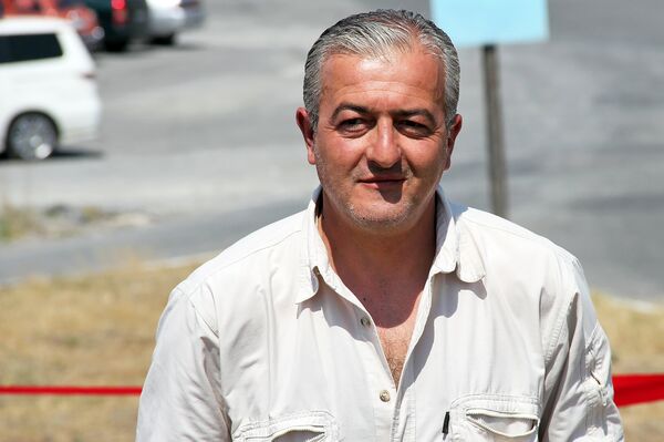 Скульптор Ара Тер-Ованнисян на открытии монумента армянскому гампру (22 августа 2018). Котайк Скульптор Ара Тер-Ованнисян на открытии монумента армянскому гампру (22 августа 2018). Котайк - Sputnik Армения