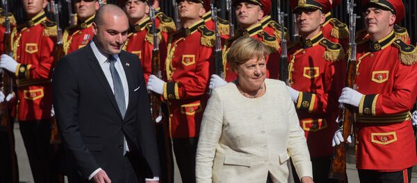 Канцлер Германии Ангела Меркель и премьер-министром Грузии Мамука Бахтадзе проходят перед почетным караулом солдат по прибытии в Грузию (23 августа 2018). Тбилиси - Sputnik Армения
