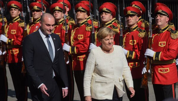 Канцлер Германии Ангела Меркель и премьер-министром Грузии Мамука Бахтадзе проходят перед почетным караулом солдат по прибытии в Грузию (23 августа 2018). Тбилиси - Sputnik Армения