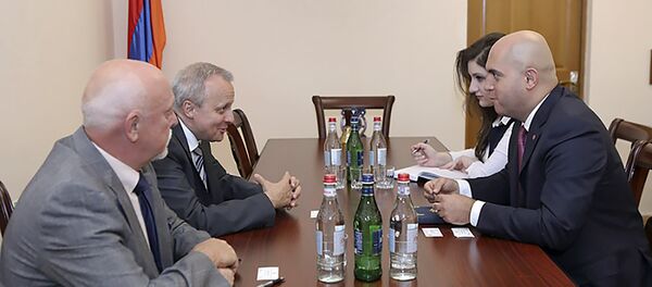 Председатель комиссии по внешним связям НС РА Армен Ашотян встретился с чрезвычайным и полномочным послом России в Армении Сергеем Копыркиным (24 августа 2018). Еревaн - Sputnik Армения