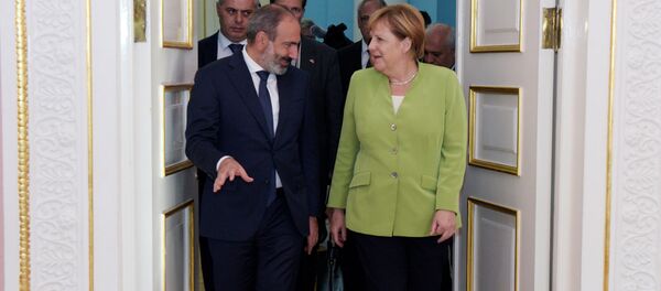Премьер-министр Армении Никол Пашинян и канцлер Германии Ангела Меркель перед пресс-конференцией (24 августа 2018). Еревaн Премьер-министр Армении Никол Пашинян и канцлер Германии Ангела Меркель перед пресс-конференцией (24 августа 2018). Еревaн - Sputnik Արմենիա