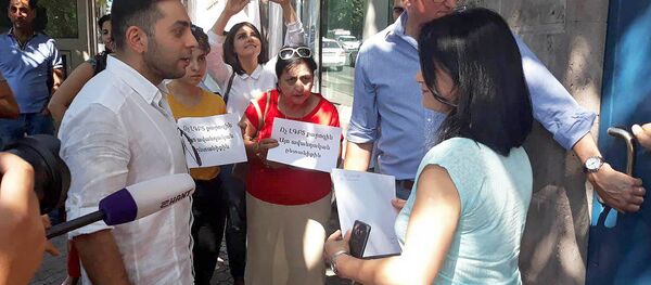 Акция протеста перед зданием посольства Великобритании в Армении (24 августа 2018). Еревaн - Sputnik Армения