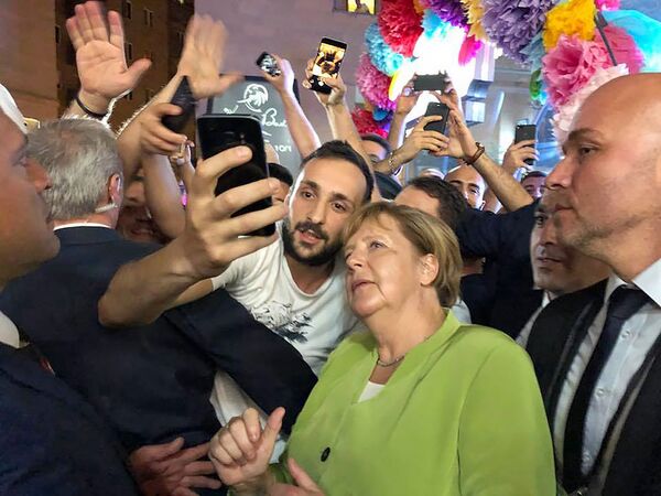 Канцлер Германии Ангела Меркель прогулялась по Еревану с президентом Саркисяном, премьером Пашиняном и Анной Акопян - Sputnik Армения
