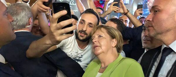 Канцлер Германии Ангела Меркель прогулялась по Еревану с президентом Саркисяном, премьером Пашиняном и Анной Акопян - Sputnik Армения