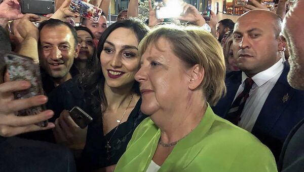 Канцлер Германии Ангела Меркель прогулялась по Еревану с президентом Саркисяном, премьером Пашиняном и Анной Акопян - Sputnik Արմենիա