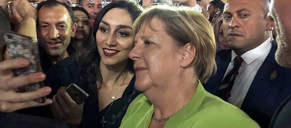 Канцлер Германии Ангела Меркель прогулялась по Еревану с президентом Саркисяном, премьером Пашиняном и Анной Акопян - Sputnik Армения