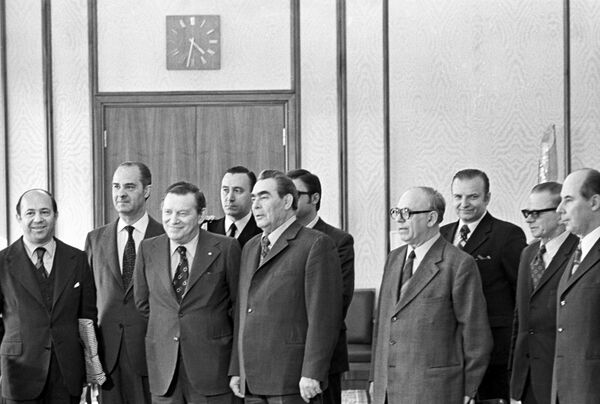 Фотография Владимира Мусаэльяна со встречи Генерального секретаря ЦК КПСС Леонида Брежнева с аргентинской правительственной делегацией, во главе с министром экономики Аргентины Хосе Бер Хельбардом (5 мая 1974). Москвa - Sputnik Армения