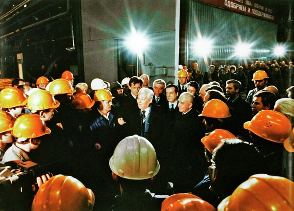 Фотография Владимира Мусаэльяна со встречи председателя Президиума Верховного Совета СССР Константина Черненко с рабочими металлургического завода Серп и молот (20 августа 1984). Москвa - Sputnik Армения