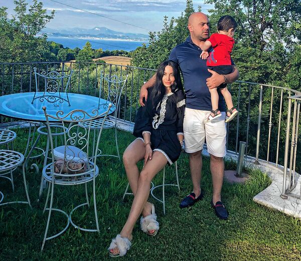 Руководитель общины армян Болоньи Востан Андреасян с семьей - Sputnik Армения