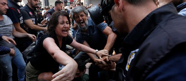 Депутат Демократической партии народов (HDP) Каро Пайлан сражается с полицией (25 августа 2018). Стамбул - Sputnik Армения