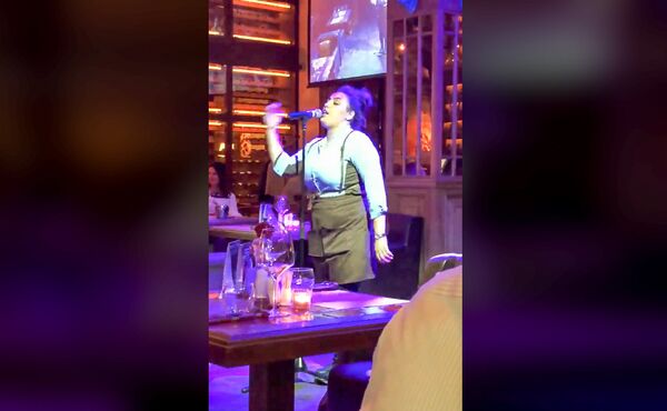 Официантка ресторана Рибай из Санкт-Петербурга Сузанна Манукян поет I Have Nothing - Whitney Houston - Sputnik Армения