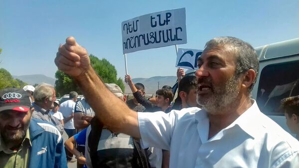 Жители Ахуряна блокировали движение по трассе Армения - Грузия (27 августа 2018). Еревaн - Sputnik Արմենիա