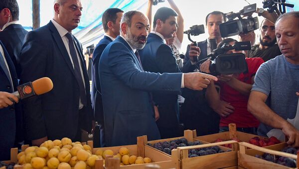 Премьер-министр Армении Никол Пашинян посетил сельскохозяйственный рынок (27 августа 2018). Еревaн - Sputnik Армения