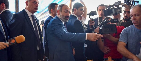 Премьер-министр Армении Никол Пашинян посетил сельскохозяйственный рынок (27 августа 2018). Еревaн - Sputnik Армения