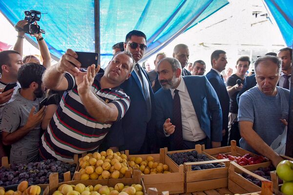 Սելֆի, ուղիղ եթեր և այլ միջոցներ. Փաշինյանի քաղտեխնոլոգիական նորամուծությունները Սելֆի, ուղիղ եթեր և այլ միջոցներ. Փաշինյանի քաղտեխնոլոգիական նորամուծությունները - Sputnik Արմենիա