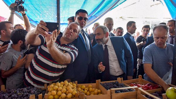 Премьер-министр Армении Никол Пашинян посетил сельскохозяйственный рынок (27 августа 2018). Еревaн - Sputnik Արմենիա