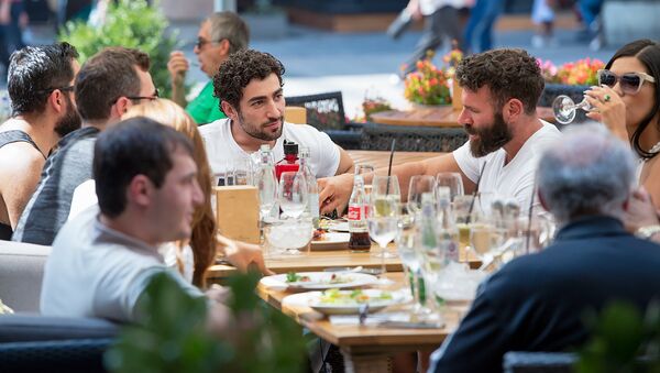 Ден Билзерян обедает в кафе на Северном проспекте (27 августа 2018). Еревaн - Sputnik Армения