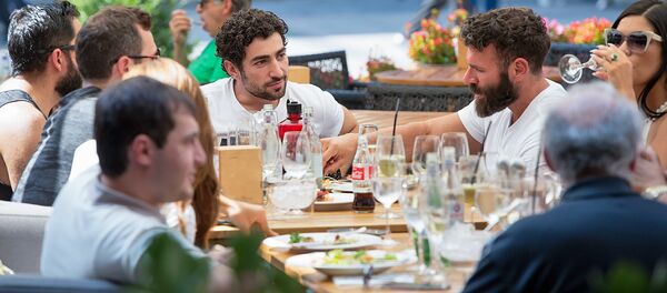 Ден Билзерян обедает в кафе на Северном проспекте (27 августа 2018). Еревaн - Sputnik Армения