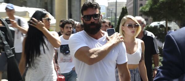 Прогулка Дэна Билзеряна по Еревану Прогулка Дэна Билзеряна по Еревану - Sputnik Армения