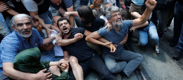 Депутат Демократической партии народов Каро Пайлан сражается с полицией (25 августа 2018). Стамбул - Sputnik Армения