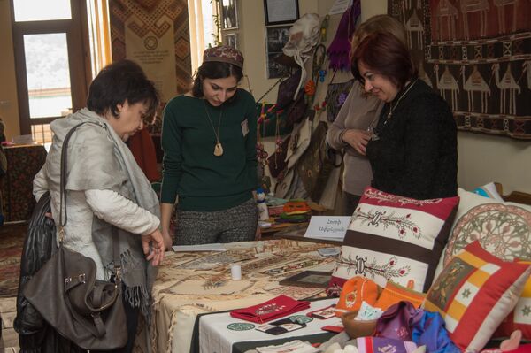 Предновогодняя ярмарка изделий ручной работы в культурном центре народного искусства Шелковый путь - Sputnik Армения