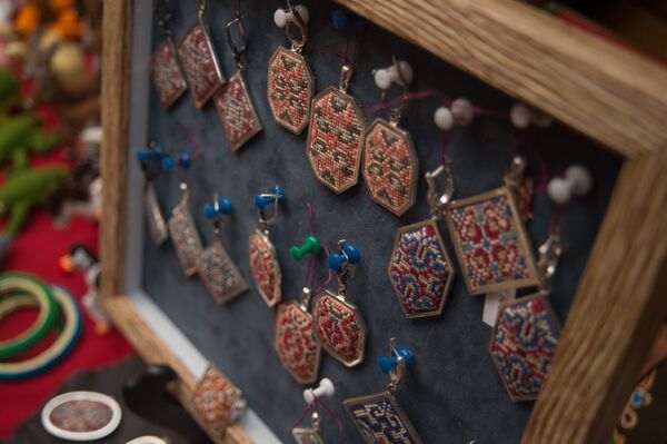 Предновогодняя ярмарка изделий ручной работы в культурном центре народного искусства Шелковый путь - Sputnik Армения